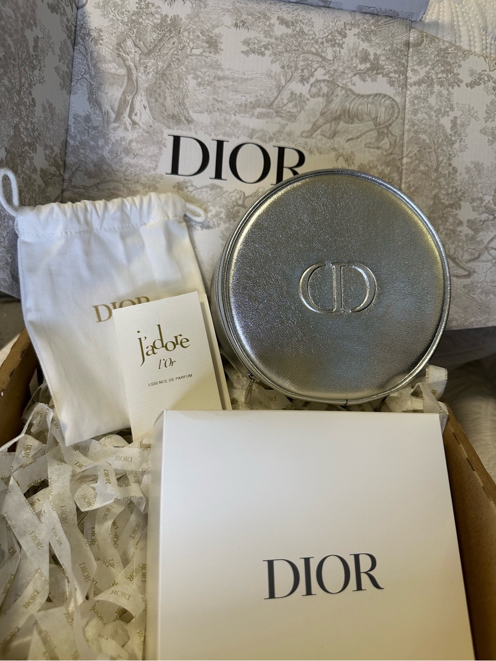 🩶Dior Beauty Gift Metallic Silver Circular Pouch🩶